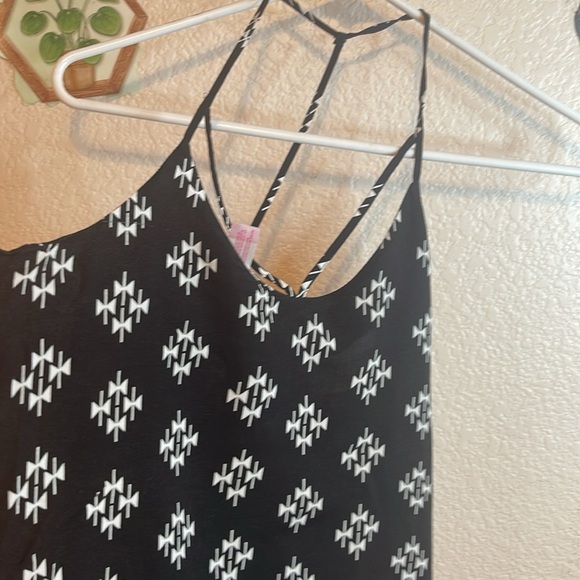 Chic Black and White Patterned Tank Top - Picture 3 of 8